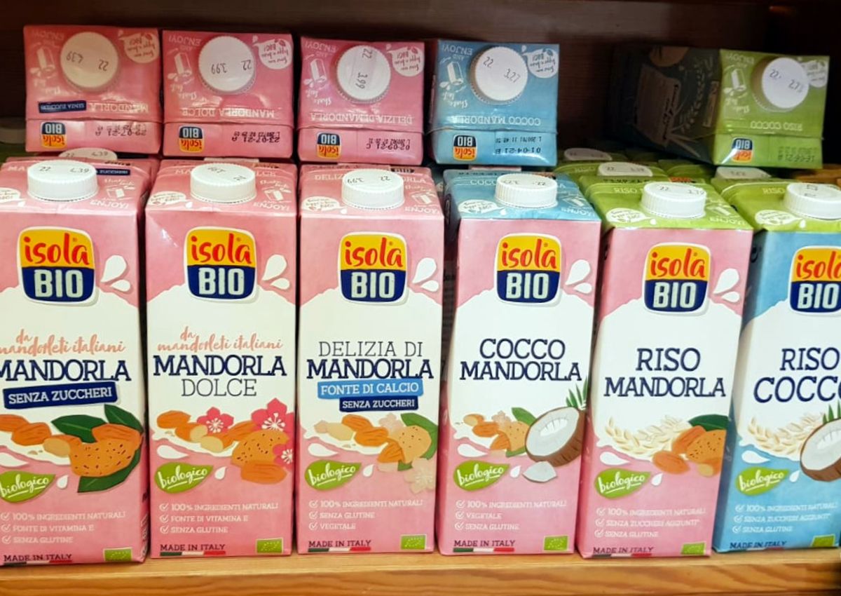 diverse veganen Milchersatzprodukten Bio Mandelmilch Kokosmilch Hafermilch Sanovital Lana